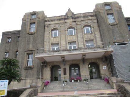 西郷隆盛像そばにある鹿児島市中央公民館は、国の登録有形文化財。