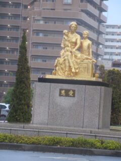 金ピカの慈愛像@鹿児島市立病院。