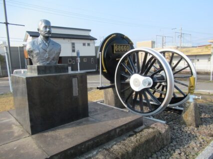串木野駅前にある、蒸気機関車と胸像のモニュメント。