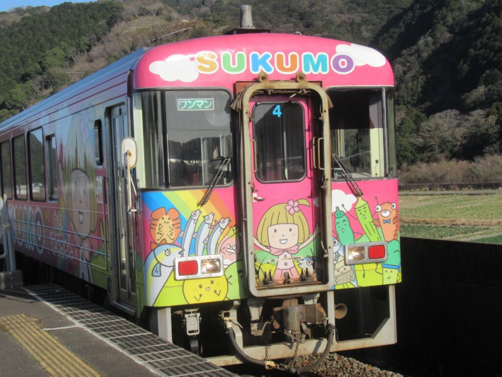 東宿毛駅は、高知県宿毛市中央にある、土佐くろしお鉄道宿毛線の駅。