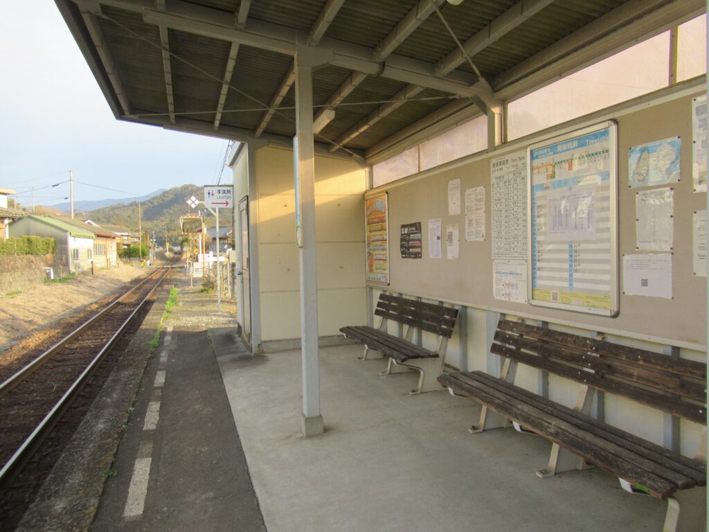 深田駅は、愛媛県北宇和郡鬼北町内深田にある、JR四国予土線の駅。