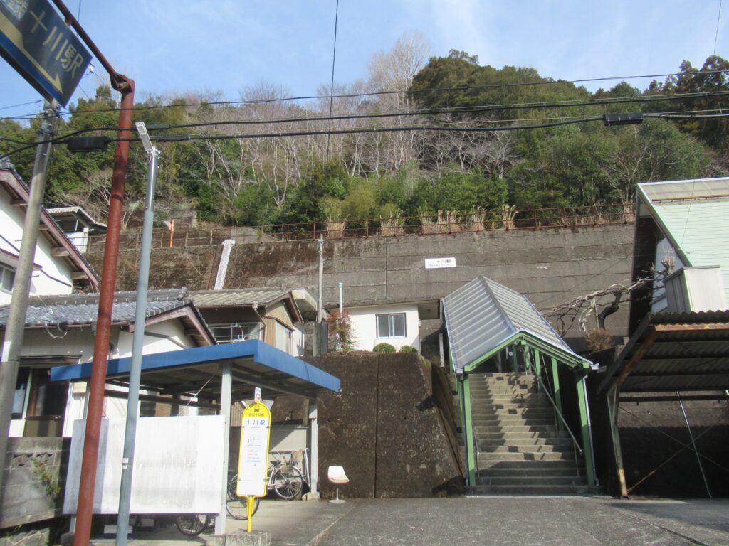 十川駅は、高知県高岡郡四万十町十川にある、JR四国予土線の駅。