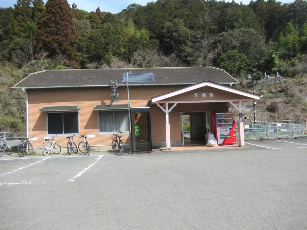 吾桑駅は、高知県須崎市吾井郷にある、JR四国土讃線の駅。