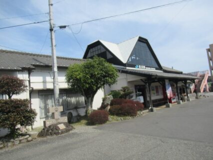 佐川駅は、高知県高岡郡佐川町にある、JR四国土讃線の駅。