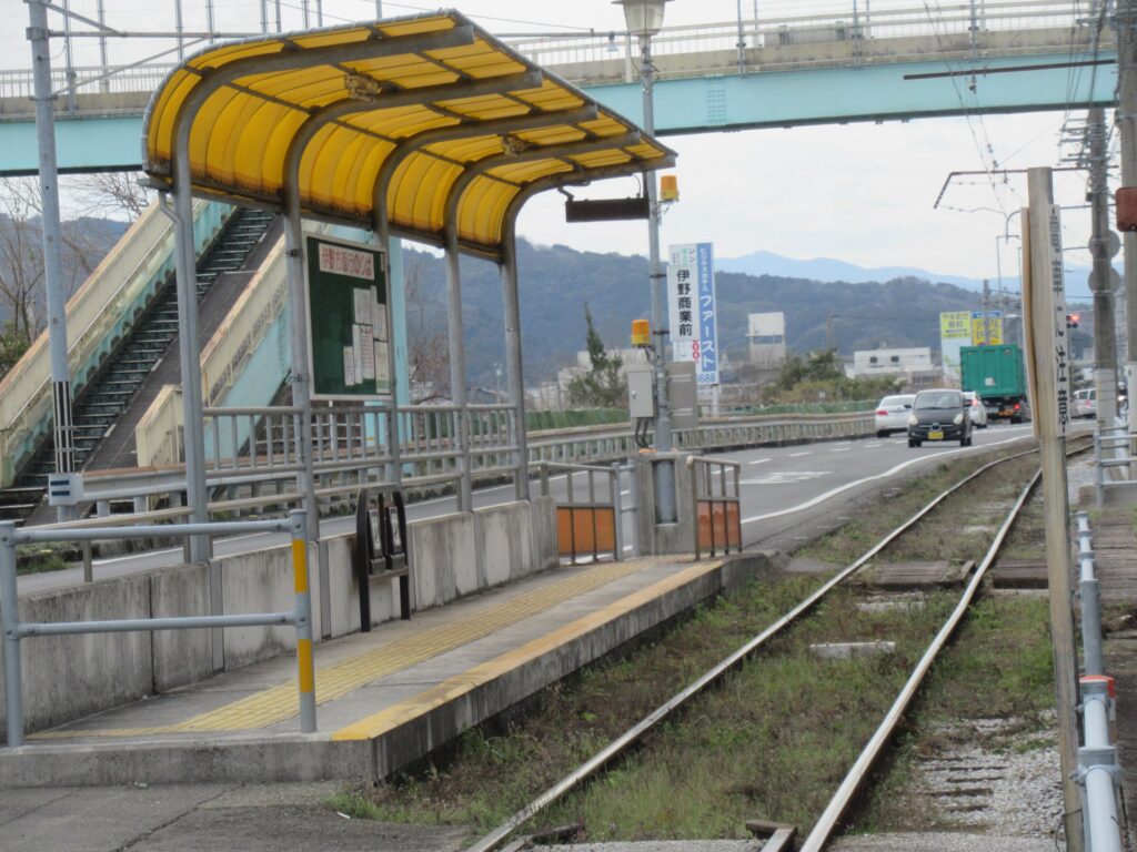 伊野商業前停留場は、高知県吾川郡いの町にある、とさでん交通の停留場。