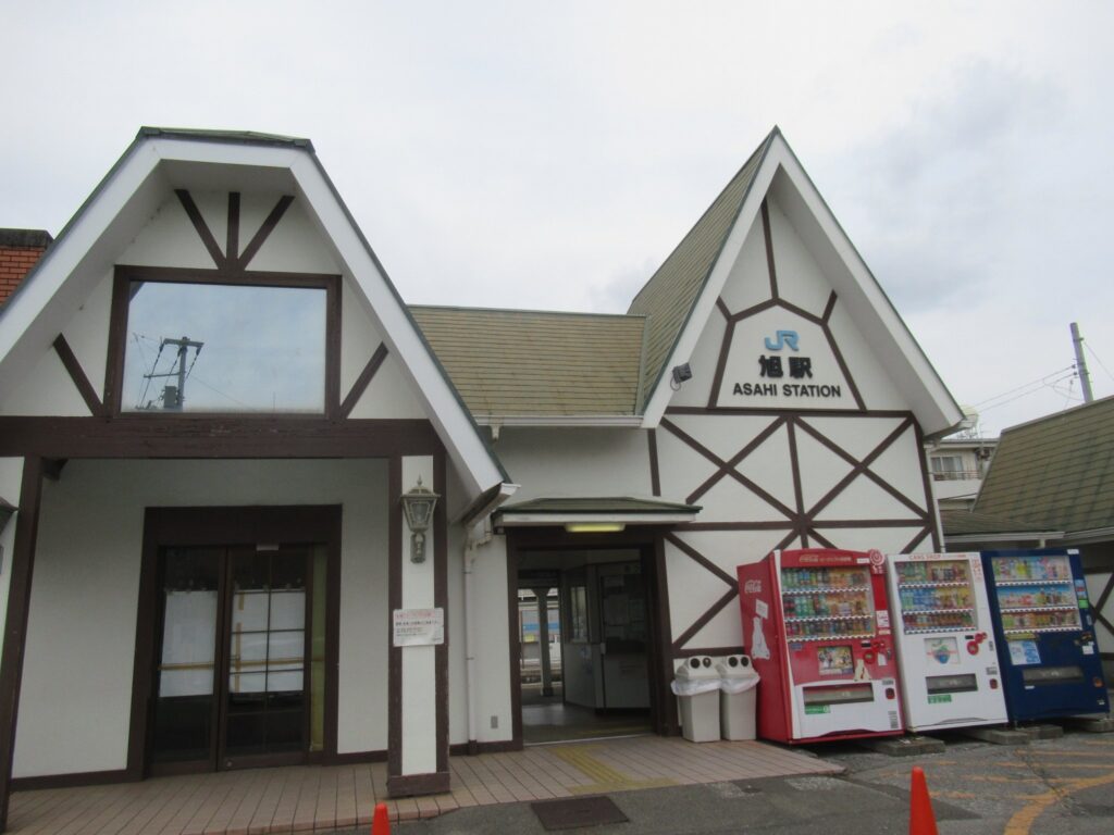 旭駅は、高知市旭駅前町にある、JR四国土讃線の駅。