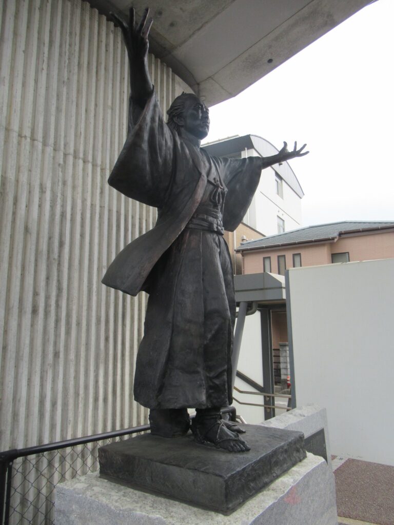 入明駅の高架下に設置されている、志の龍馬像です。