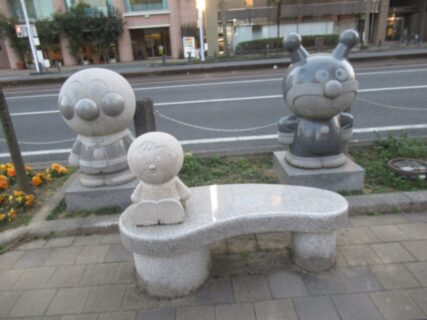 高知駅と高知橋の間にある、アンパンマンキャラクターベンチ。