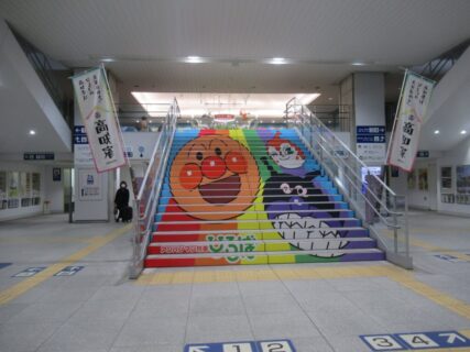 高知駅の中二階は、アンパンマン列車広場になっております。