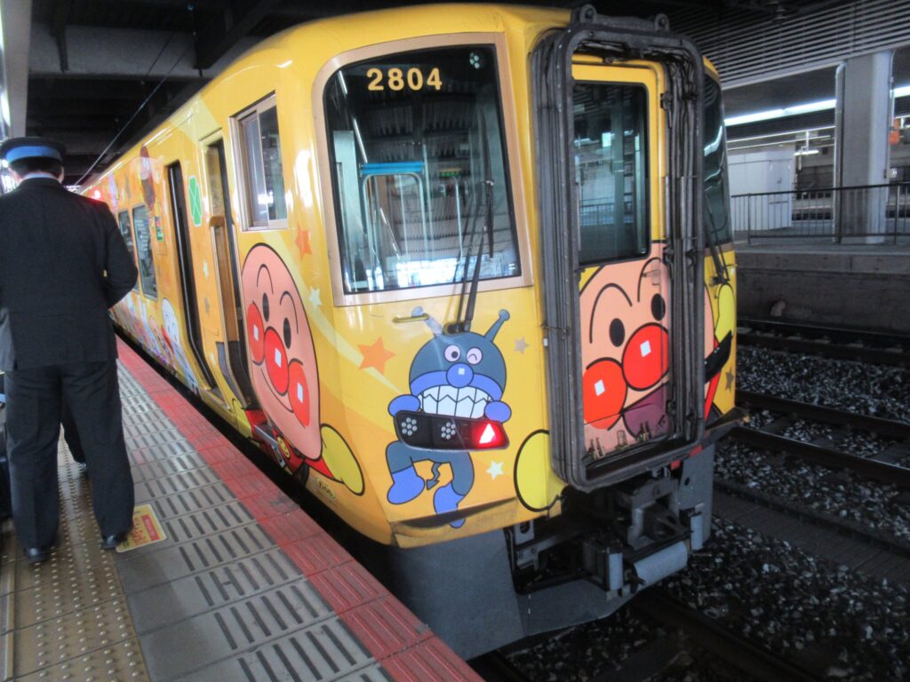 高知駅から土讃線の特急南風アンパンマン列車で、岡山駅に戻りました。