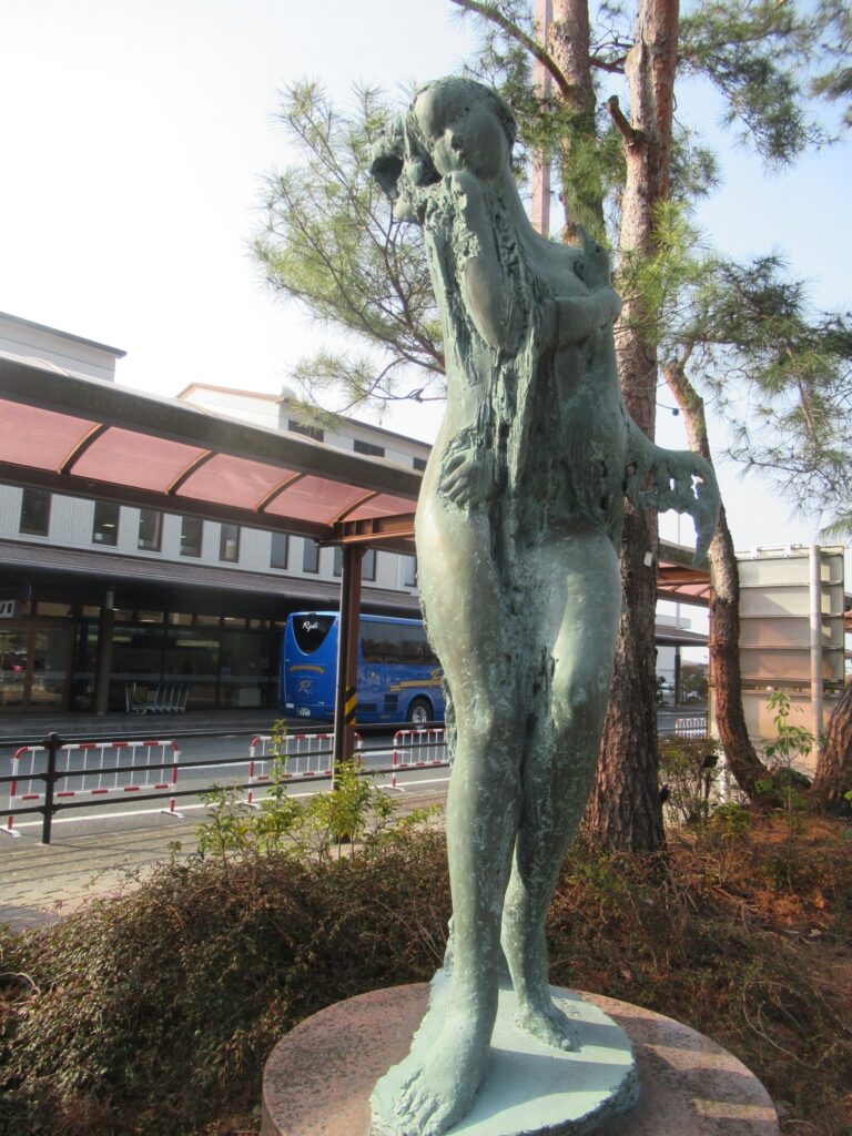 岡山桃太郎空港ターミナルビル向いの広場にある像。