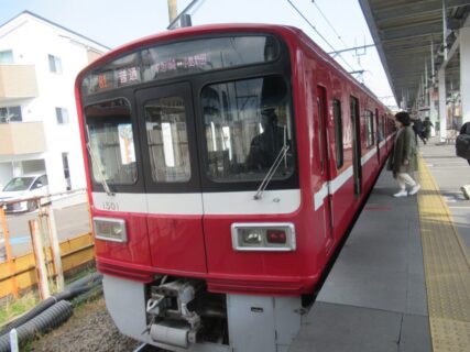 小島新田駅は、川崎市川崎区田町二丁目にある、京浜急行電鉄大師線の駅。