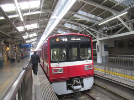 京急本線は高架で大師線は地上駅、京急川崎駅でございます。