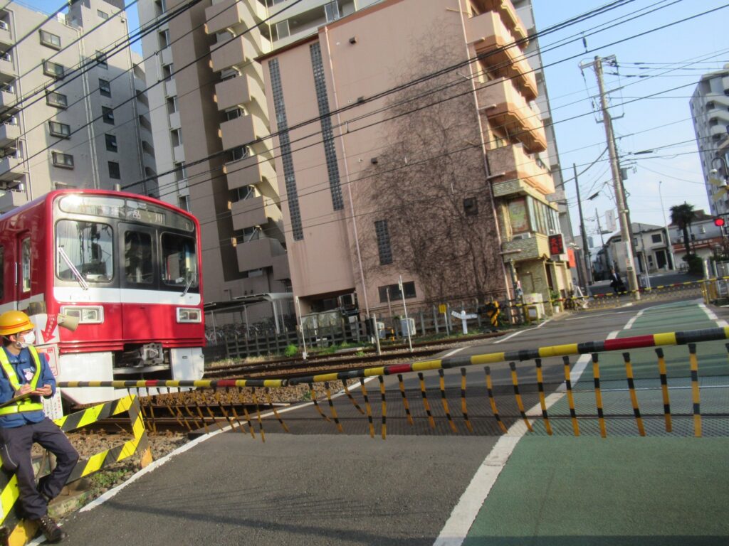 子安駅は、横浜市神奈川区子安通一丁目にある京浜急行電鉄京急本線の駅。