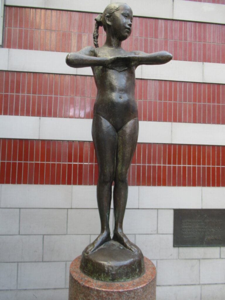 横浜駅東口の横浜ポルタ入口にあるブロンズ像、少女でございます。