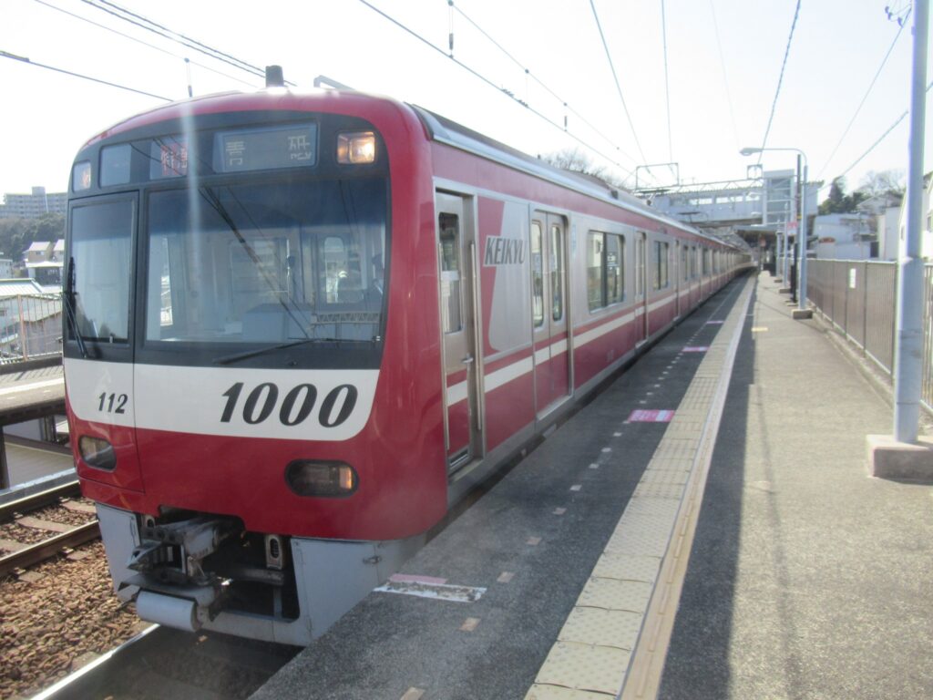 新大津駅は、神奈川県横須賀市大津町にある、京浜急行久里浜線の駅。