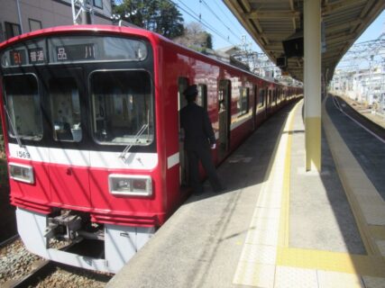 県立大学駅は、横須賀市安浦町二丁目にある、京浜急行電鉄本線の駅。
