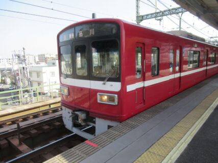 京急富岡駅は、横浜市金沢区富岡西七丁目にある、京浜急行電鉄本線の駅。