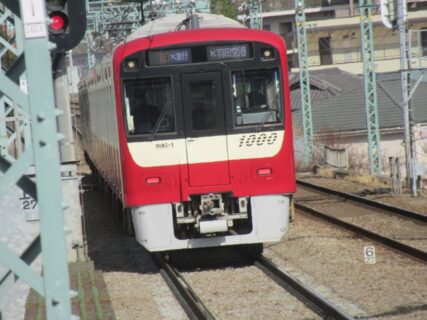 井土ケ谷駅は、横浜市南区井土ケ谷中町にある、京浜急行電鉄本線の駅。