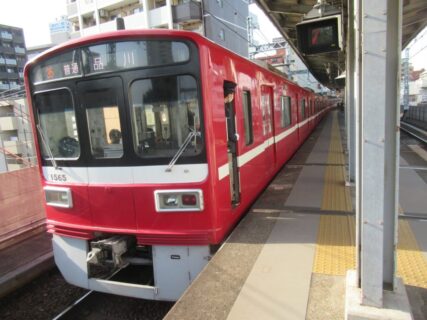 戸部駅は、横浜市西区戸部本町にある、京浜急行電鉄本線の駅。
