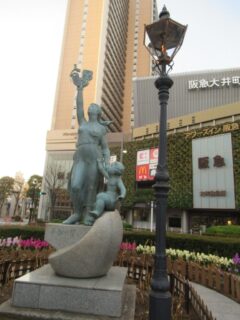 大井町駅西口ロータリー広場の、平和の誓い像と誓いの灯です。