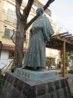 立会川駅のそば、北浜川児童遊園にある、坂本龍馬像。