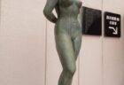 田町駅前、森永プラザビルの二階にある女性裸像。