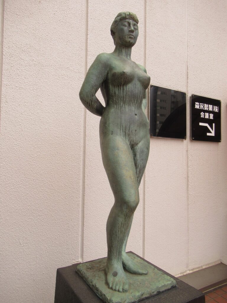 田町駅前、森永プラザビルの二階にある女性裸像。