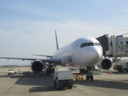 当機は定刻より少し早く、岡山桃太郎空港に着陸いたしました。