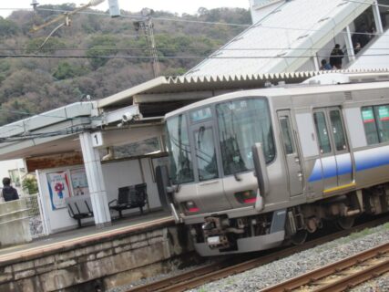 紀三井寺駅は、和歌山市三葛にある、JR西日本紀勢本線の駅。