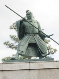 紀伊田辺駅前広場に、弁慶像がございます。