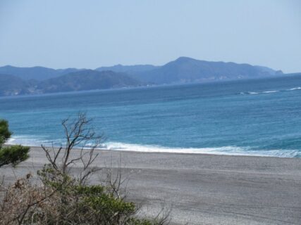 七里御浜は、三重県熊野市から紀宝町にかけて熊野灘に面した浜。