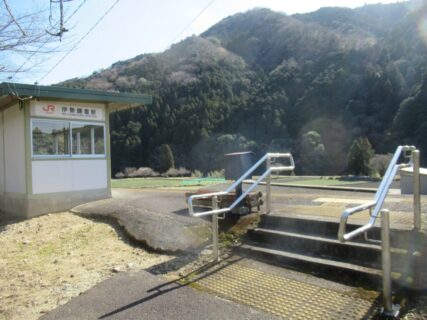 伊勢鎌倉駅は、三重県津市美杉町八知にある、JR東海名松線の駅。