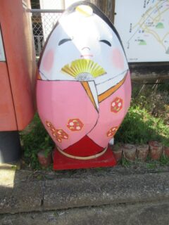 壺阪山駅前の観光案内看板前にあった、玉子型の雛でございます。