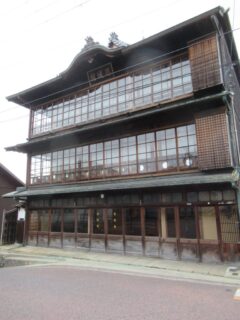 国の登録有形文化財に登録されている旧葛城館でございます。