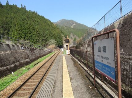 山郷駅は、鳥取県八頭郡智頭町中原にある、智頭急行智頭線の駅。