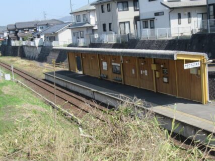 八頭高校前駅は、鳥取県八頭郡八頭町久能寺にある、若桜鉄道若桜線の駅。