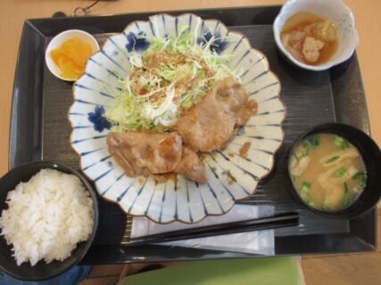 ランチタイム@道の駅きなんせ岩美、豚の生姜焼き定食ですわ。