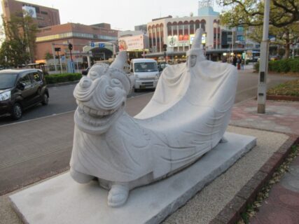 鳥取駅北口の風紋広場にある、因幡の麒麟獅子舞像です。