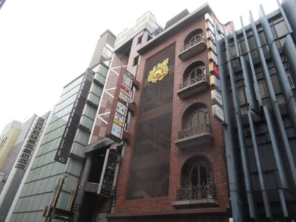 北新地は、キタを代表する歓楽街で、東京の銀座と並ぶ高級飲食店街。