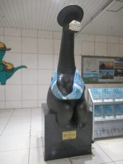 北新地駅にある待ち合わせのシンボル、キタノザウルスです。