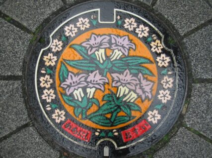 川西能勢口駅前の広場はデザインマンホール蓋のオンパレードです。