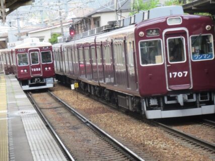 絹延橋駅は、兵庫県川西市絹延町にある、能勢電鉄妙見線の駅。