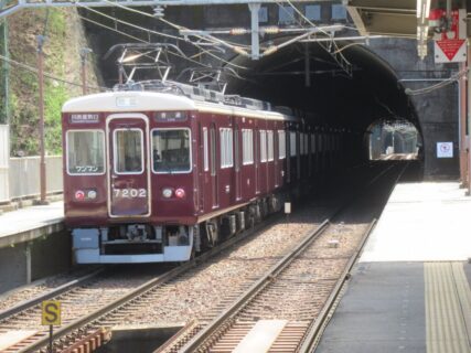 鼓滝駅は、兵庫県川西市鼓が滝一丁目にある、能勢電鉄妙見線の駅。