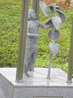 川西能勢口駅南口ロータリーの庭園にある時計台の像です。