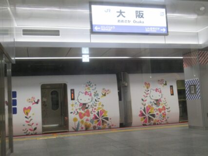 開業から3週間経過した大阪駅うめきたエリア、地下ホーム。