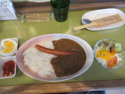 日和佐駅前のカフェTEISHABAで、カレーライス食べました。