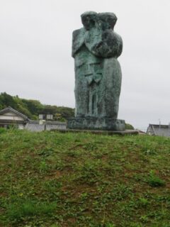 土佐くろしお鉄道ごめん・なはり線の安田駅前にある彫像。