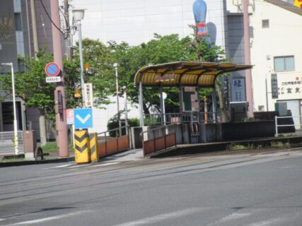 知寄町三丁目駅は、高知市小倉町にある、とさでん交通後免線の停留場。
