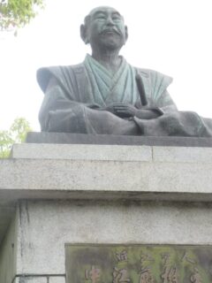 安曇川駅前にある、近江聖人中江藤樹像でございます。